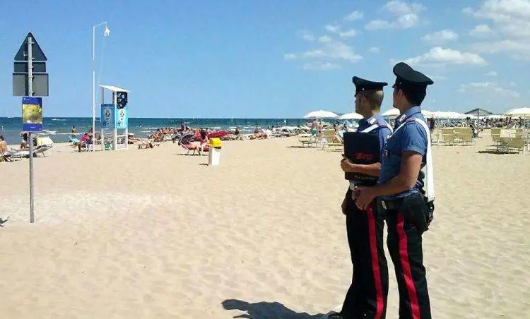 Affiliati al clan Rinaldi al mare, i carabinieri mettono le manette a due latitanti 