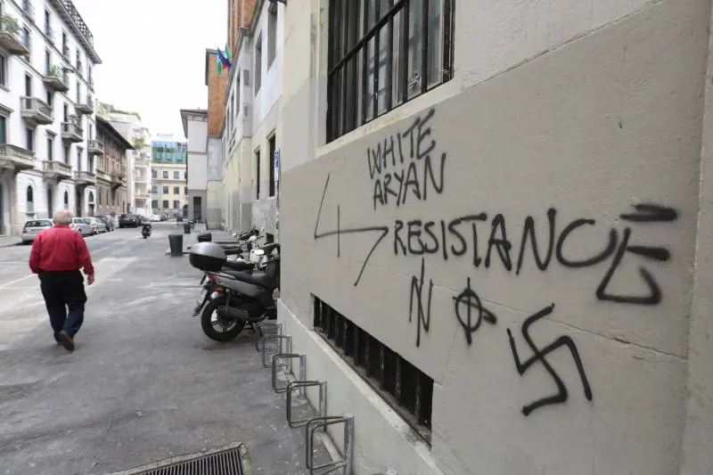 Svastiche e scritte naziste al liceo Parini, indaga la Digos