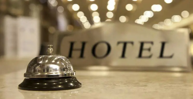 "Quando la ventenne ti guarda...": Receptionist d’albergo nei guai per un tweet
