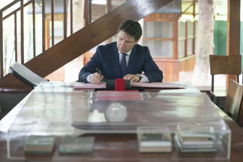 Altro che schiena dritta Il governo ha la scoliosi