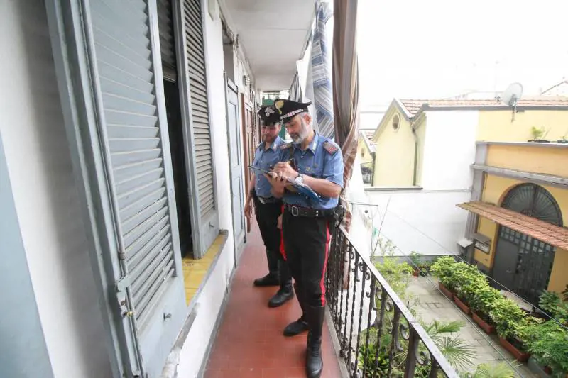 Spara al figlio 13enne della compagna