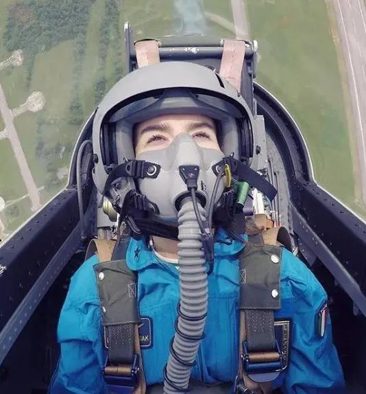 Kasia Smutniak in volo con le Frecce Tricolori