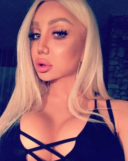 Seno gonfiabile: una modella transgender è la prima al mondo ad averlo