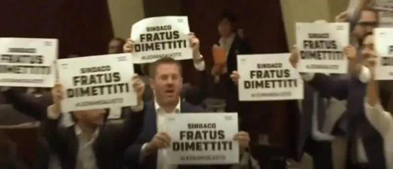 Legnano, protesta M5s in regione Lombardia contro il sindaco Fratus. E la Lega fa il verso ai grillini