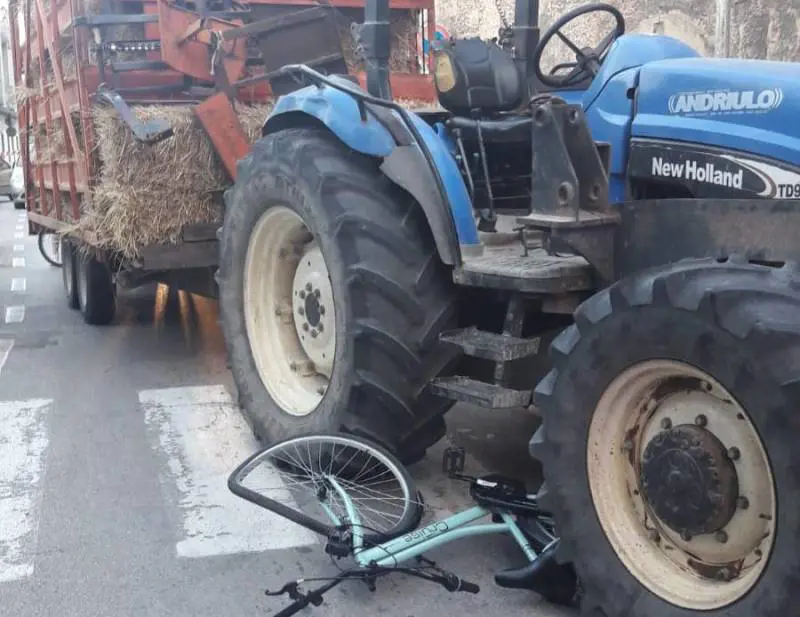 In bicicletta finisce sotto un trattore: bambina in codice rosso