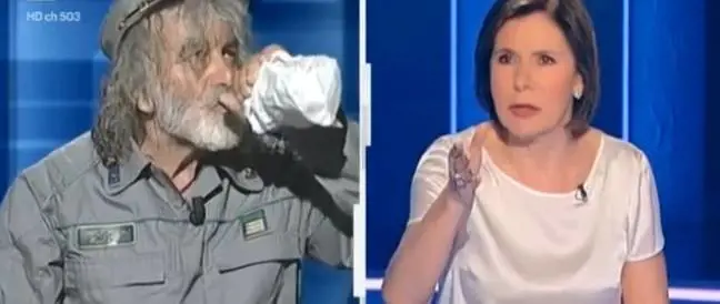 Corona deve birra in tv e la Berlinguer si infuria: "Sei un maleducato"
