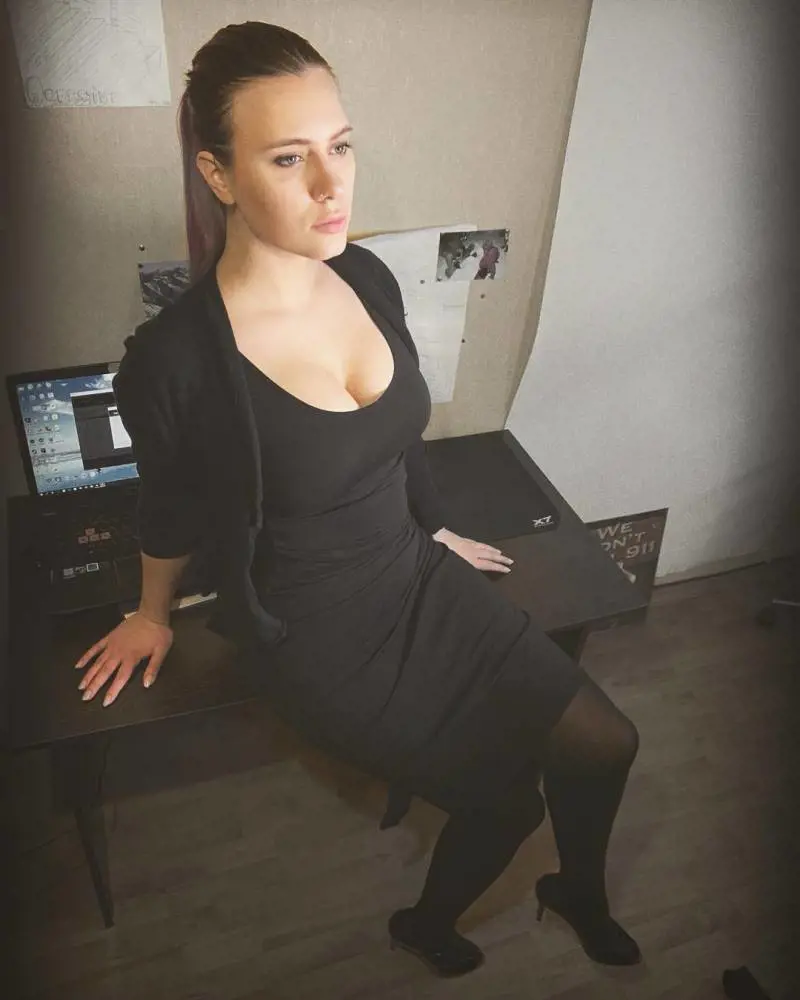 Muore a 26 anni la stella russa del poker. Folgorata nella vasca, caricava lo smartphone