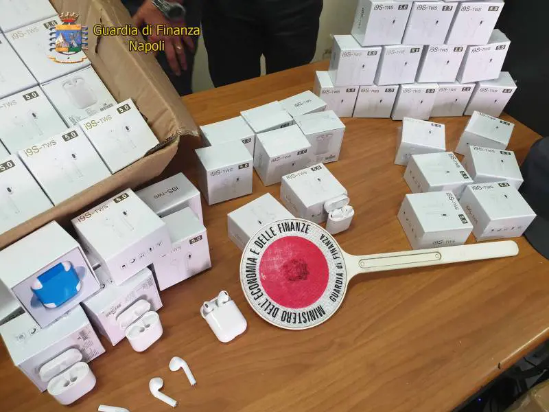 Cuffiette contraffatte, scatta il maxisequestro