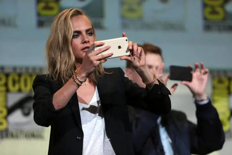 Cara Delevingne ufficializza la relazione con Ashley Benson