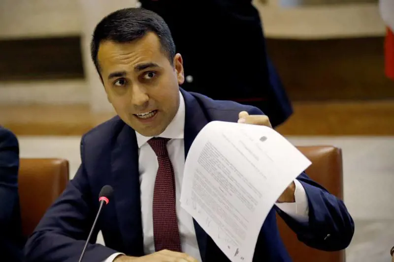 Migranti, Di Maio avvelenato: "Salvini si sente solo? Gli regaliamo un peluche"