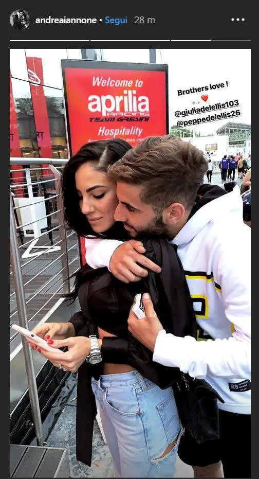 Iannone e la De Lellis escono allo scoperto: il pilota mette Giulia nelle sue storie