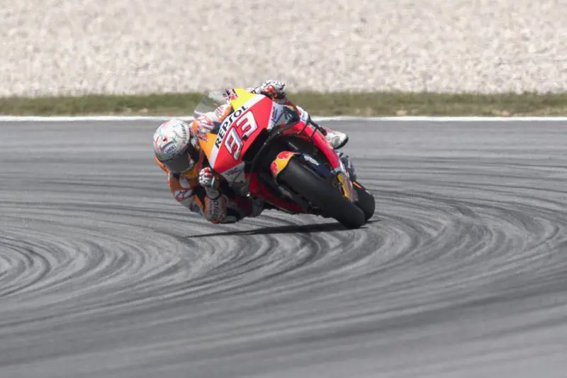 Motogp, Marquez vince a Montmelò. Lorenzo ne fa fuori tre