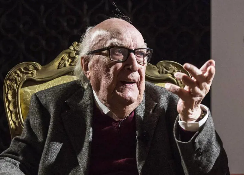 Camilleri resta grave: "La sua fibra è forte. Questa situazione può durare a lungo"
