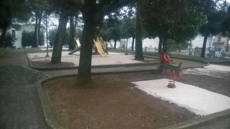 Brindisi, bimba cade nella villa comunale mentre gioca