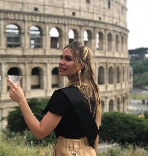 Ilary Blasi scatenata in Vespa all'addio al nubilato della sorella