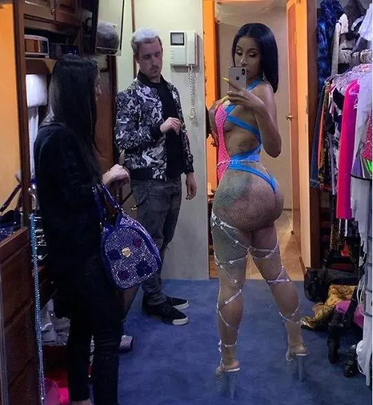 A Cardi B cede la tuta durante il concerto