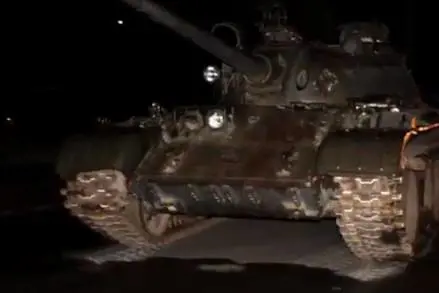 Ubriaco "invade" il paese con vecchio carro armato