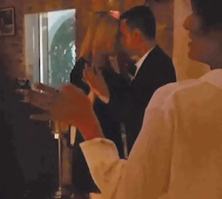 Di Maio fa il sirenetto al mare con la fidanzata