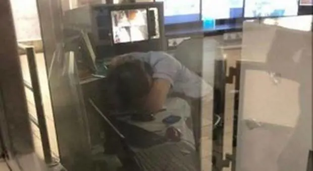 Metro Roma, addetto alla vigilanza sorpreso a sonnecchiare. Lo scatto è virale