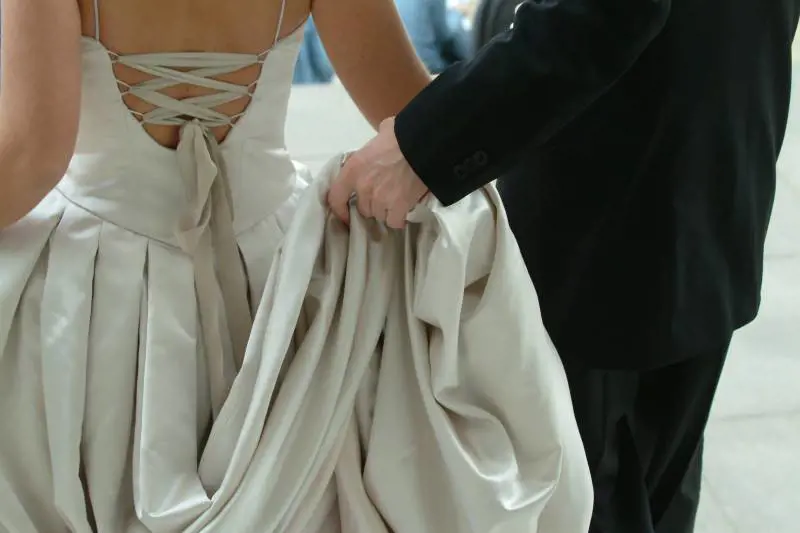 Tappeto bianco in strada e arteria chiusa senza autorizzazione per un matrimonio