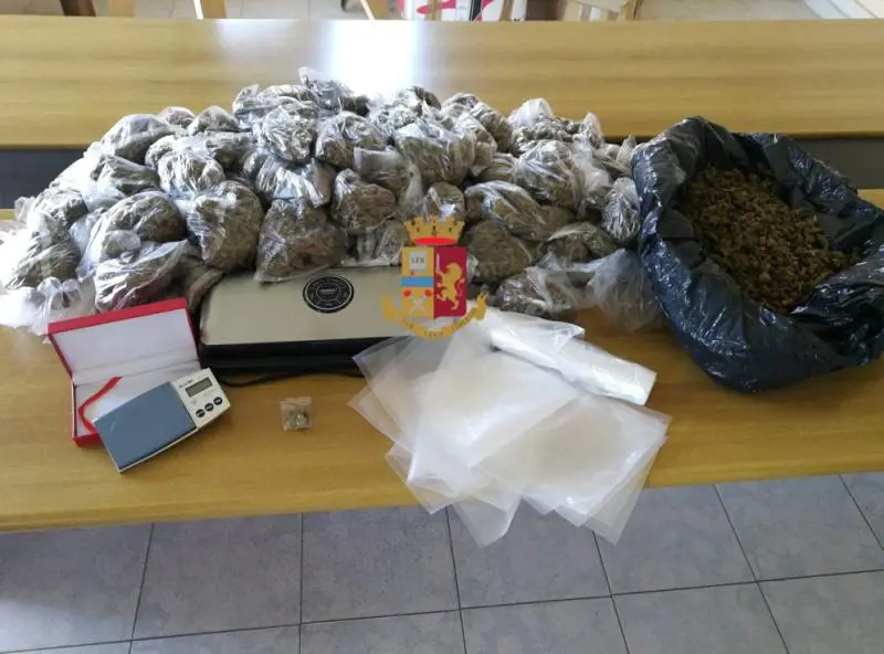 Giù dal balcone per evitare l'arresto