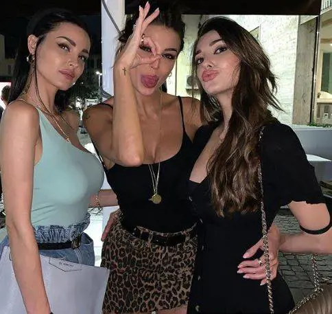Cristina Buccino festeggia con le sorelle ma piovono critiche sul web