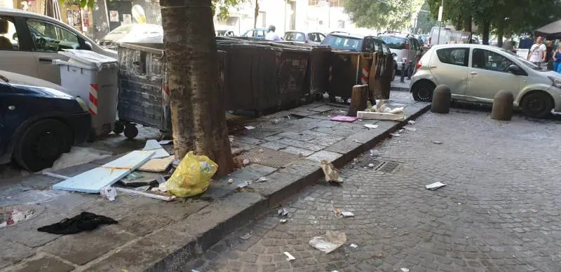 Vogliono più posti: parcheggiatori abusivi spostano i cassonetti