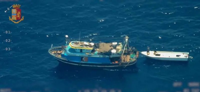 Blitz in mare contro gli scafisti Spunta il video del "trasbordo"