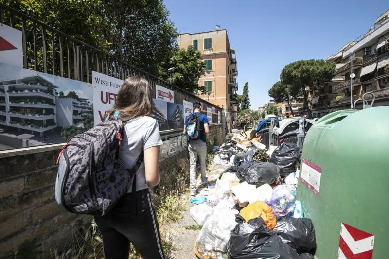 L'ennesima figuraccia della Raggi: ora l'emergenza rifiuti finisce sul Financial Times
