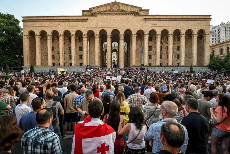 Parla russo in Parlamento. In piazza in 10mila