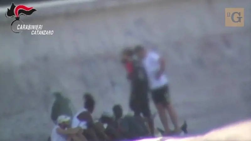 Nascondevano la droga sotto la sabbia, arrestati a Catanzaro tre spacciatori africani
