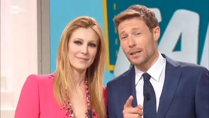Mezzogiorno in famiglia chiude, Adriana Volpe sbotta contro Carlo Freccero. Ora il direttore risponde