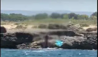 Monopoli, fanno sesso sfrenato in riva al mare: il video spopola in rete