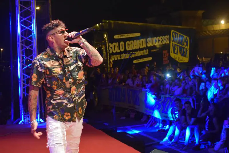 Emis Killa senza freni su Twitter. Le offese (gratuite) alle donne