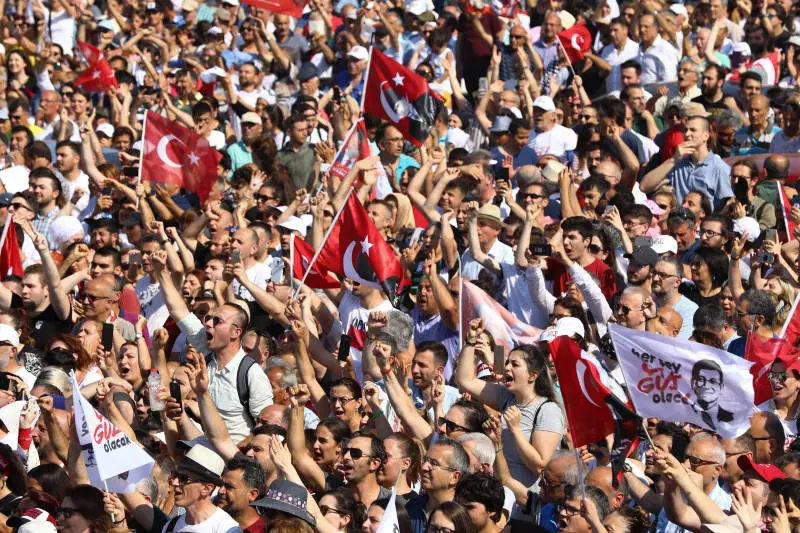 Erdogan l'invincibile alla prova di Istanbul. Il voto diventa "lotta per la democrazia"