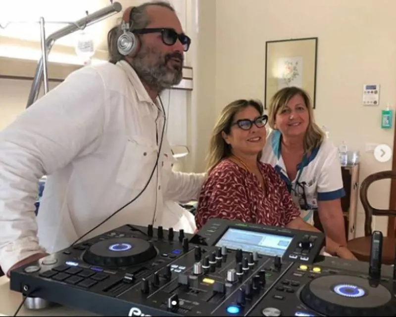 Il figlio di Romina Power va a trovare la madre e la intrattiene con un dj set. Scoppia la polemica