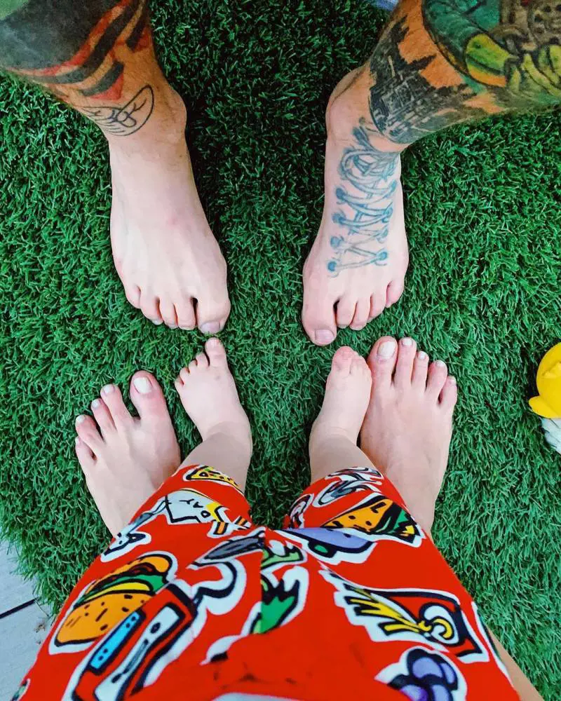 Chiara Ferragni, Fedez e Leone mostrano i piedi. I fan si scatenano: "Che schifo, segnalateli"