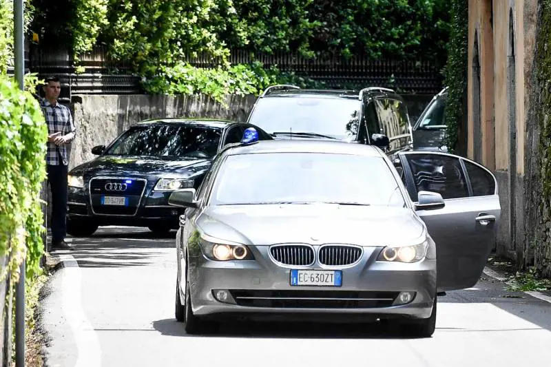 Obama da Clooney sul lago di Como: i curiosi si avventurano a nuoto