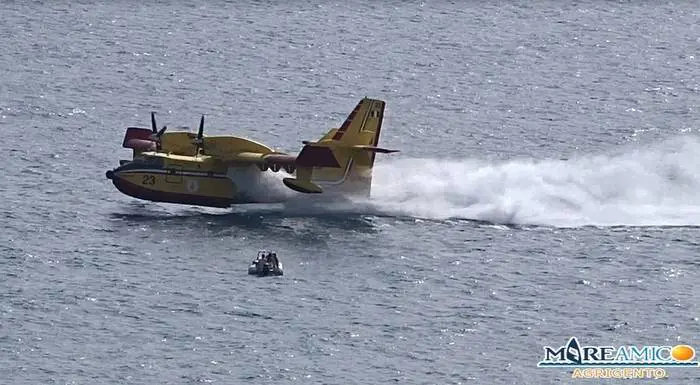 Agrigento, Canadair sfiora gommone durante un volo di carico