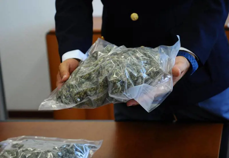 Terni, fermato nigeriano: droga occultata nel passeggino della figlia