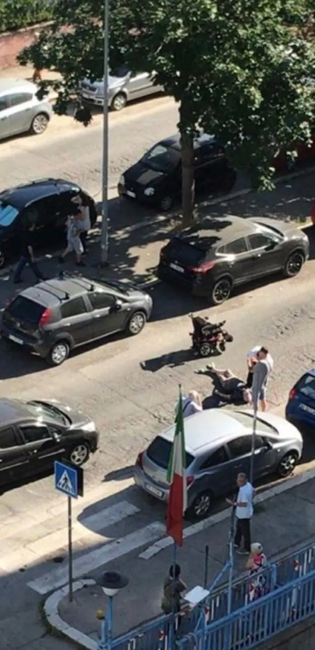Disabile investito sulle strisce pedonali fantasma a Casal Bruciato