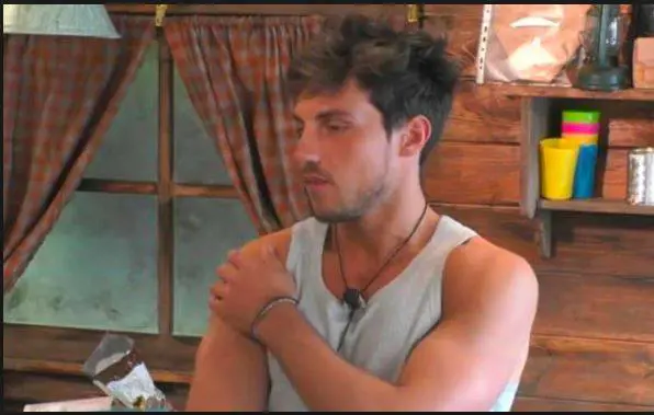 GF, Daniele ironizza su Irama e la canzone dedicata a Martina: "Anche su questa latta qua?"