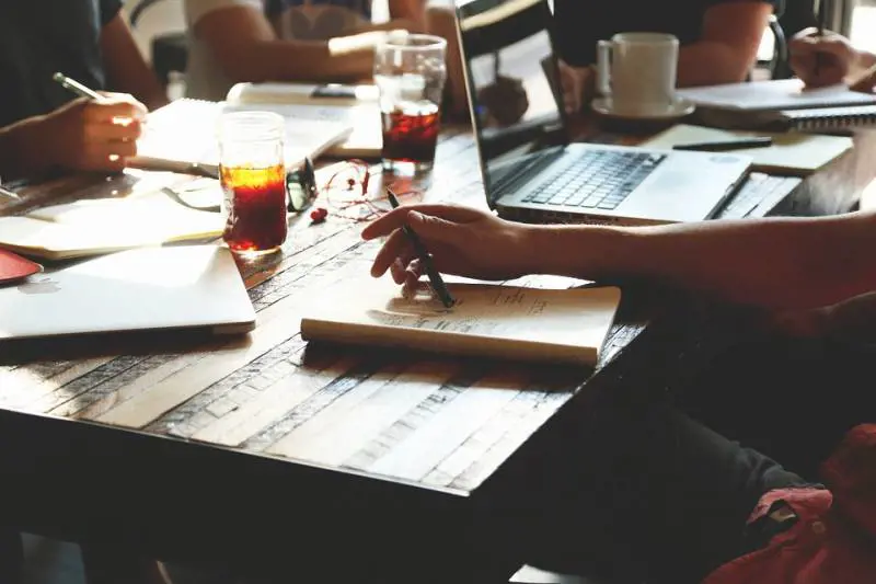 Lavorare più di dieci ore al giorno fa male