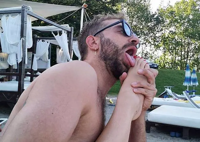 Bianca Atzei e Stefano Corti imitano Iannone e la De Lellis: via con la leccata di piedi