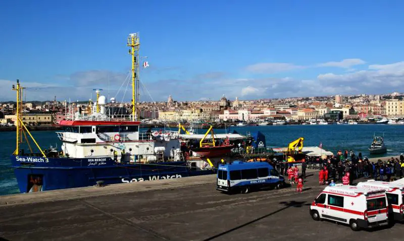 Sea Watch si avvicina al porto. "Migranti a terra coi gommoni"