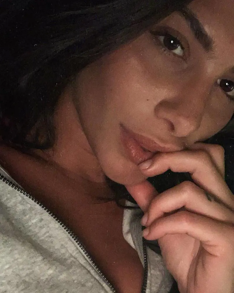 Ludovica Valli è hot, colpa della maglia troppo corta