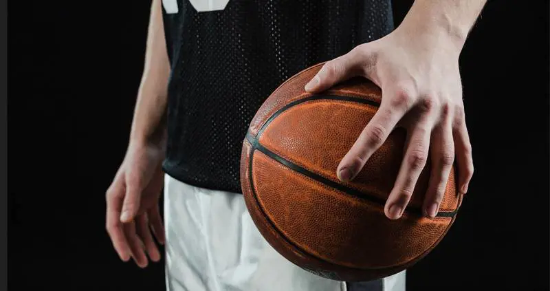 Condannato per abusi su allieva: allenatore di basket si toglie la vita