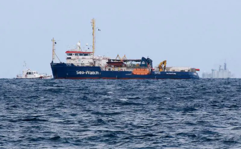 Sea Watch, la trappola dell'Ue "Fateli sbarcare o sanzioni"