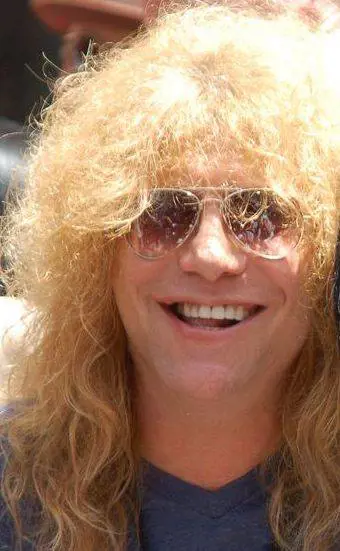 Guns N' Roses, l'ex batterista Steven Adler si è pugnalato allo stomaco