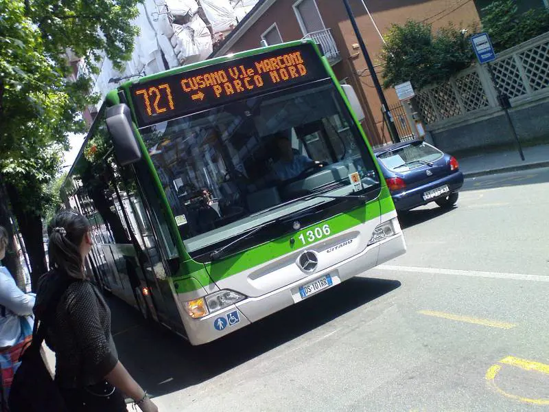 Milano, spara contro un pullman della Atm